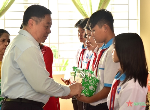 Đồng chí Nguyễn Trọng Nghĩa tặng quà học sinh nghèo, gia đình chính sách tại An Giang

